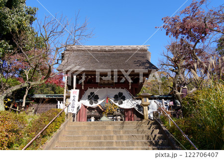 深大寺 山門 七五三詣りの季節の風景(東京都調布市深大寺) 深大寺 山門 七五三詣りの季節の風景(東京都調布市深大寺) 122706407