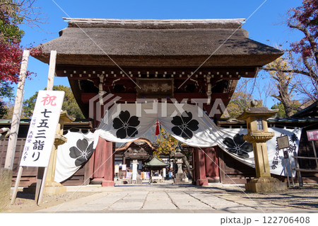 深大寺 山門　七五三詣りの季節の風景（東京都調布市深大寺） 122706408