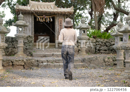 神社　参拝　御賽銭 122706456
