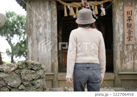 神社　参拝　御賽銭 122706458