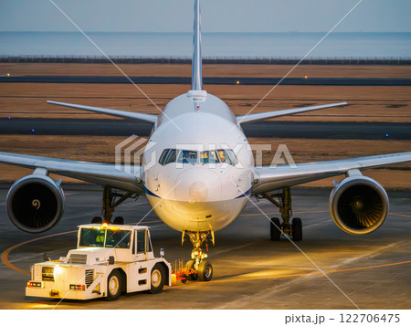 旅客機とトーイングカー 122706475