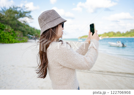 スマートフォンで写真を撮る女性 122706908