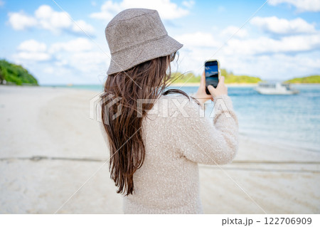 スマートフォンで写真を撮る女性 スマートフォンで写真を撮る女性 122706909