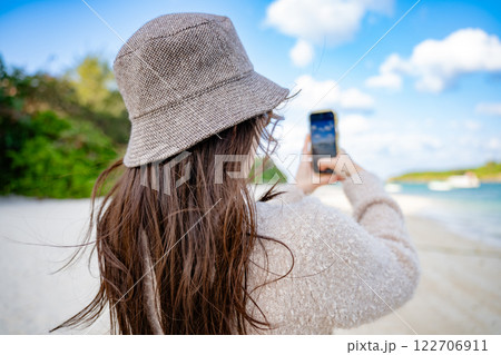 スマートフォンで写真を撮る女性 スマートフォンで写真を撮る女性 122706911