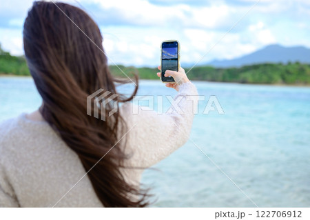 スマートフォンで写真を撮る女性 スマートフォンで写真を撮る女性 122706912