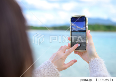 スマートフォンで写真を撮る女性 122706914