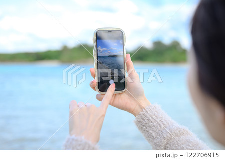 スマートフォンで写真を撮る女性 スマートフォンで写真を撮る女性 122706915