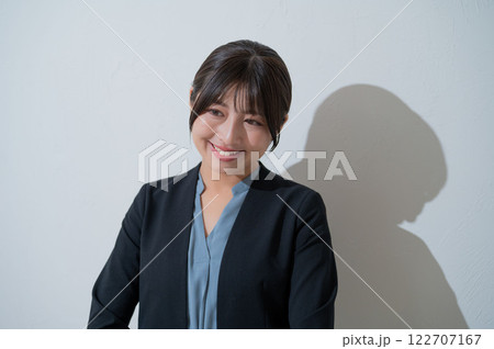 微笑む日本人女性 122707167