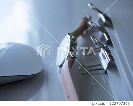 テーブルに置かれた書類と腕時計 122707398