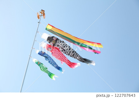 青空のはためく鯉のぼり 122707643