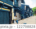 古い町並み座る少年 122708828