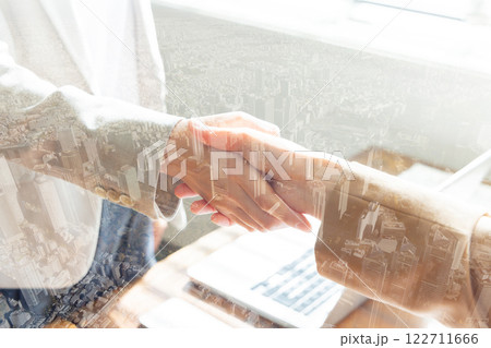 握手をする二人のビジネスマン 122711666