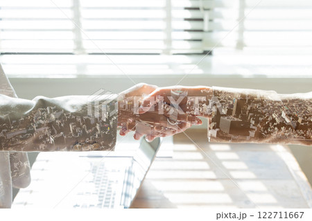 握手をする二人のビジネスマン 122711667