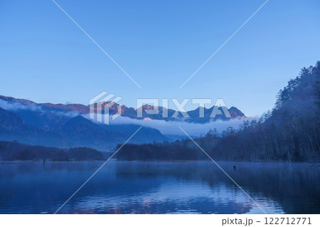 朝日を浴びてオレンジ色に染まる晩秋の穂高連峰の情景 朝日を浴びてオレンジ色に染まる晩秋の穂高連峰の情景 122712771