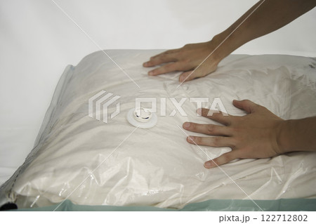 布団圧縮袋を抑える手 布団圧縮袋を抑える手 122712802
