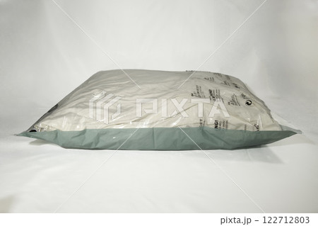 圧縮袋に収納された布団 122712803
