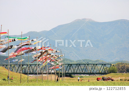 山と鉄橋と勢いよくおよぐ鯉のぼり 122712855