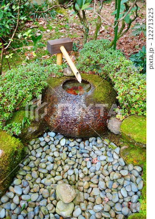 奈良県当麻寺の西南院の日本庭園にある水琴窟【1月】縦構図 奈良県当麻寺の西南院の日本庭園にある水琴窟【1月】縦構図 122713225