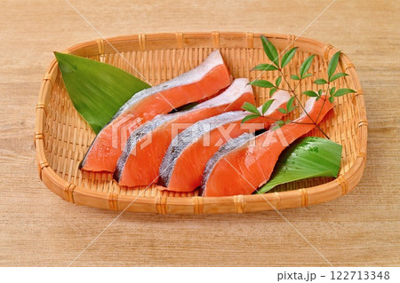 未加熱未調理の食材としての塩しゃけ、塩ジャケ、銀鮭、外国産4切れ。 122713348