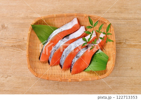 未加熱未調理の食材としての塩しゃけ、塩ジャケ、銀鮭、外国産4切れ。 122713353
