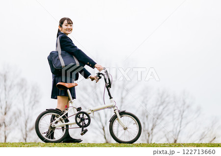 自転車を押して歩く制服姿の中学生・高校生・女子高生 122713660