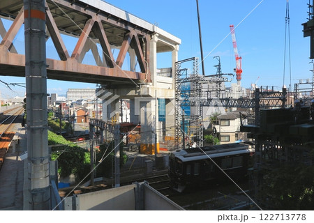 阪急京都線の、高架化工事の現場（JR淡路駅付近の立体交差化） 122713778