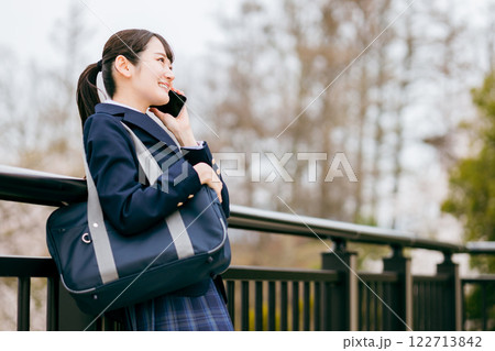 スマホで通話する中学生・高校生・女子高生 122713842
