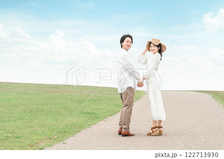 新婚旅行・ハネムーン・旅する恋人・カップル・夫婦のイメージ 122713930