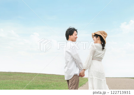 新婚旅行・ハネムーン・旅する恋人・カップル・夫婦のイメージ 新婚旅行・ハネムーン・旅する恋人・カップル・夫婦のイメージ 122713931