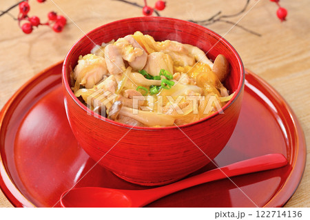 注意）湯気は合成です。卵と鶏もも肉の親子丼、しめじと玉ネギ入り。 122714136