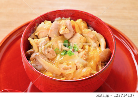 注意)湯気は合成です。卵と鶏もも肉の親子丼、しめじと玉ネギ入り。 注意)湯気は合成です。卵と鶏もも肉の親子丼、しめじと玉ネギ入り。 122714137