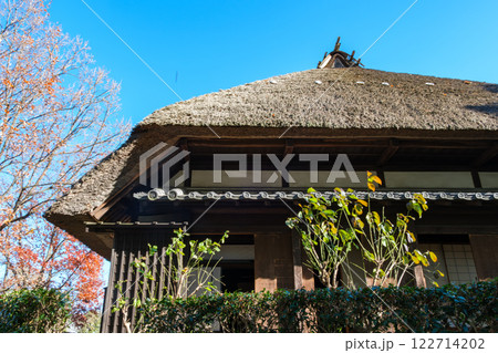 茅葺屋根と生垣 122714202