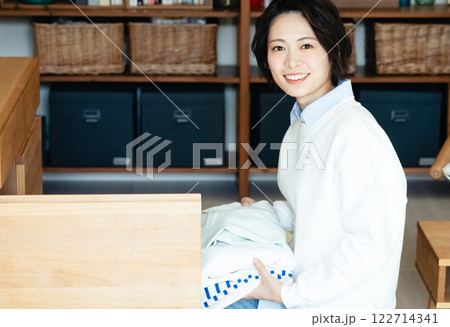 衣服をたたむ女性 衣服をたたむ女性 122714341