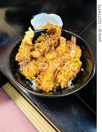 サクサクの海老天が豪快に盛られた天丼 サクサクの海老天が豪快に盛られた天丼 122714473