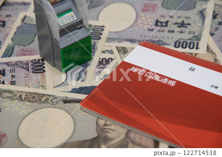 赤の銀行の通帳とATM 122714538