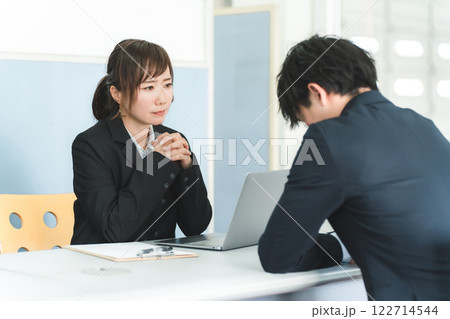 面談・面接・人事評価・打ち合わせをする管理職のビジネスウーマンと若いビジネスマン 122714544