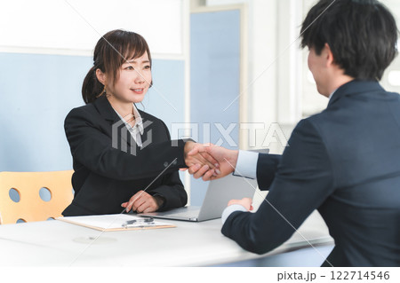 握手をするビジネスウーマン（商談・契約・取引・成立・協力） 122714546