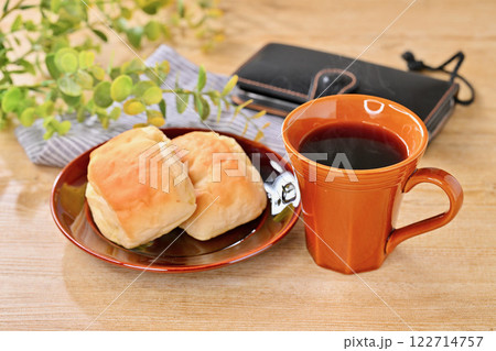 注)湯気は合成です。朝食のコーヒーとパン。coffee、珈琲。 注)湯気は合成です。朝食のコーヒーとパン。coffee、珈琲。 122714757