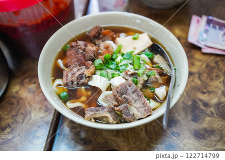 台湾名物 牛肉麺 - コク深いスープと柔らかい牛肉が魅力の絶品麺料理 122714799