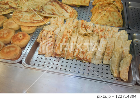 台湾の店頭で焼かれる鍋貼 - 香ばしい焼き目が食欲をそそる現地グルメ 122714804