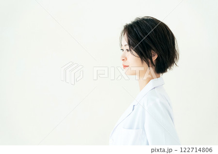 白衣を着た女性 122714806