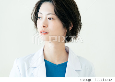白衣を着た女性 122714832