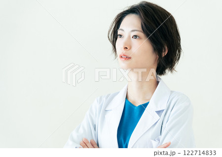 白衣を着た女性 122714833