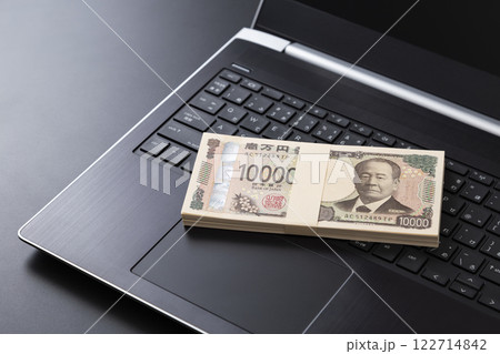 ノートパソコンとお金 ノートパソコンとお金 122714842