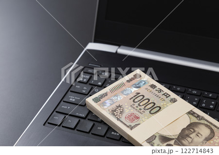 ノートパソコンとお金 ノートパソコンとお金 122714843