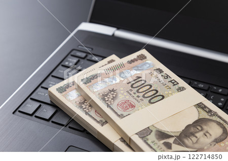 ノートパソコンとお金 ノートパソコンとお金 122714850