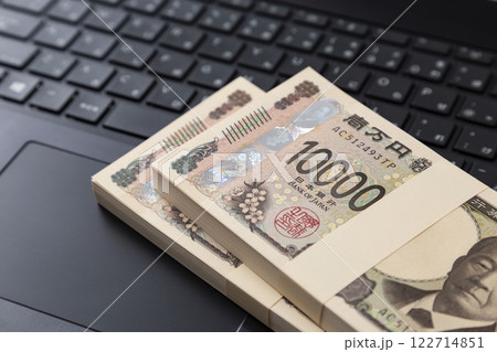 ノートパソコンとお金 122714851