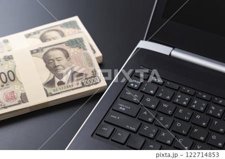ノートパソコンとお金 ノートパソコンとお金 122714853