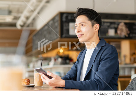 カフェでスマホを見るミドルの男性 カフェでスマホを見るミドルの男性 122714863