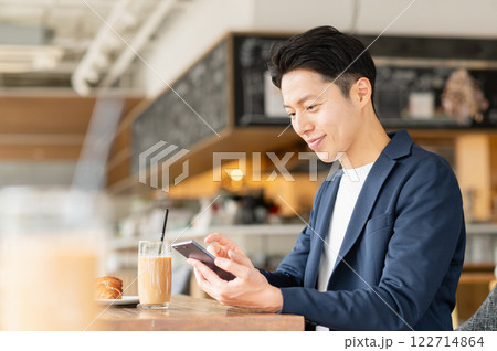 カフェでスマホを見るミドルの男性 カフェでスマホを見るミドルの男性 122714864